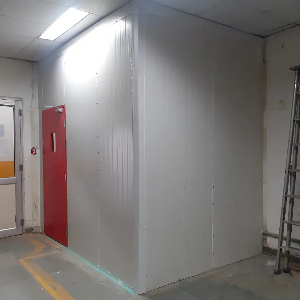 Fire resistant partition wall with fire door